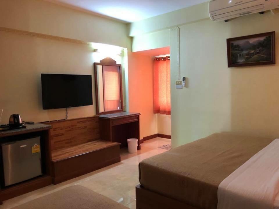 Hotel Lisa Chiang Mai Esterno foto